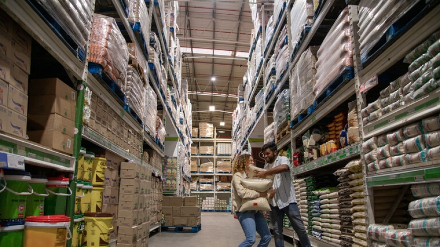 الامريكيين يتدافعون للحصول على الرز الابيض بعد أن أوقفت الهند تصديره