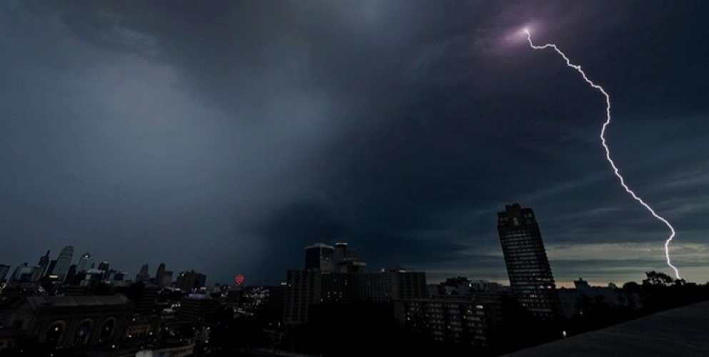 العواصف تخلّف قتيلين وتشلّ حركة الطيران شرق الولايات المتحدة 