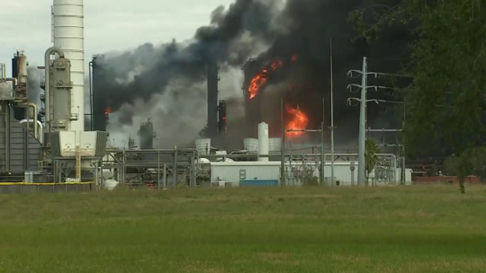 إخلاء مصفاة نفط في ولاية لويزيانا الأمريكية بسبب حريق هائل