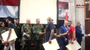 تقديم أوسمة الإخلاص لـ 101 أسرة شهيد ضمن احتفالية كسر الحصار عن دير الزور