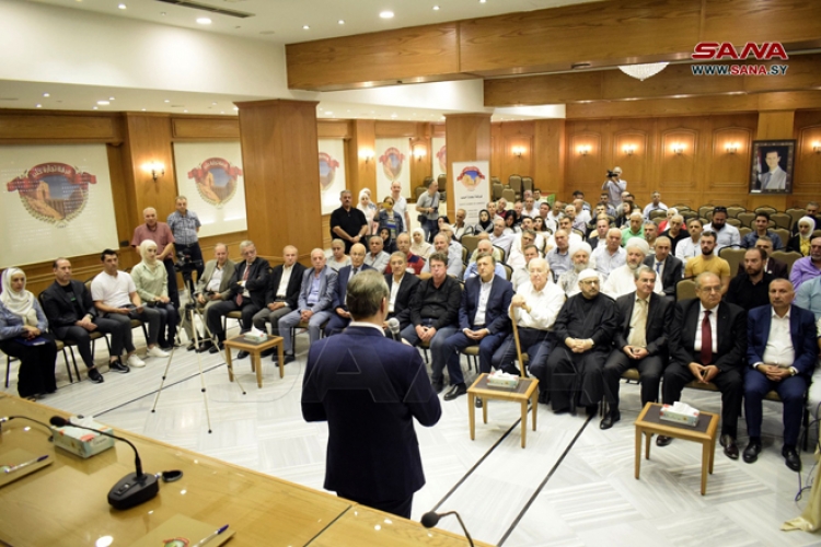 توقيع كتاب (تاريخ تجارة حلب) لمؤلفه الصحفي أحمد عز الدين نابلسي