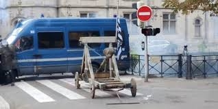 وفاة طفلة بسبب نقص الأطباء بمشفى فرنسي تشعل احتجاجات واشتباكات مع الشرطة الفرنسية