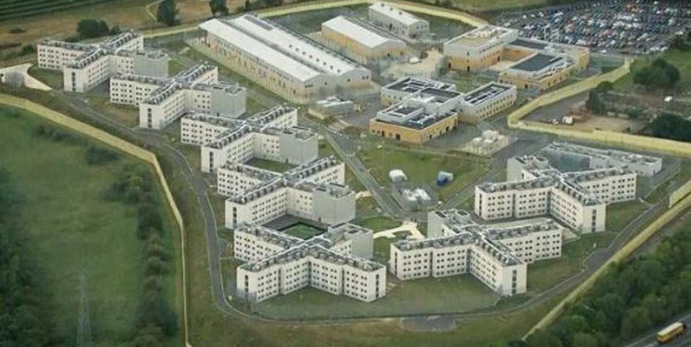 حفلات سكر داخل الزنازين وشجارات وعمليات طعن داخل سجن بريطاني تديره شركة فائقة التطور