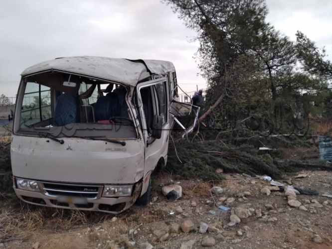 إصـابة خمسة عشر شخصاً جراء تدهور مركبة ميكرو باص على اتستراد حمص  دمشق