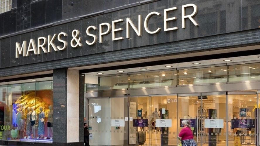 شركة بريطانية تعتذر عن إعلان يتضمن حرق قبعات بألوان العلم الفلسطيني وتزيله فوراً