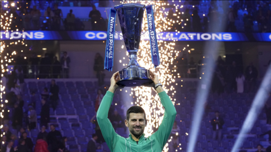 الصربي دجوكوفيتش يتوج بلقب البطولة الختامية للتنس للمرة السابعة في إنجاز قياسي