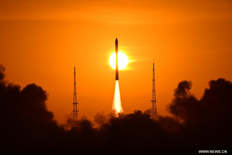 الصين تطلق أربعة أقمار اصطناعية للأرصاد الجوية