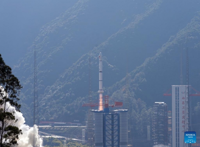 الصين تطلق قمرا صناعياً جديداً لرصد الظواهر الكونية العنيفة