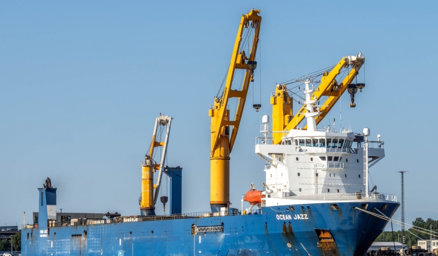 القوات المسلحة اليمنية تستهدف سفينة شحن عسكرية أميركية في البحر الأحمر