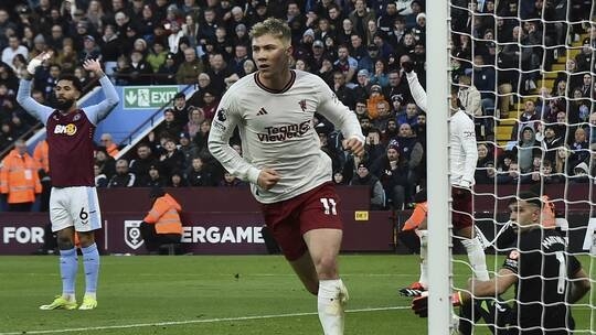 مانشستر يونايتد يهزم مضيفه لوتون تاون بثنائية