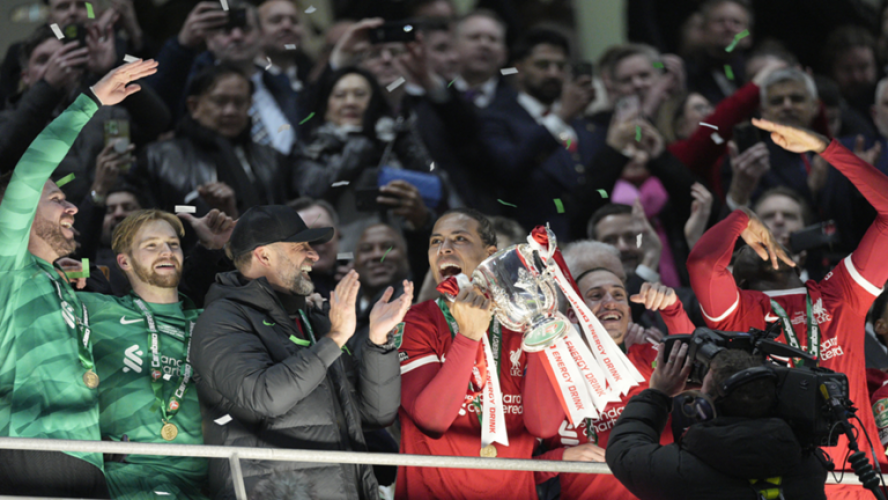 على بعد دقيقتين من ركلات الترجيح.. ليفربول يقتنص فوزاً على تشيلسي ويتوج بكأس الرابطة