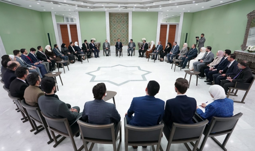 الرئيس الأسد خلال لقائه الفريق التطوعي لمركز حوار: أهمية تصحيح المفاهيم الخاطئة حول القضايا الاجتماعية والدينية والأخلاقية