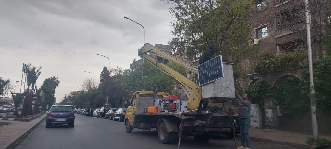 محافظة دمشق تبدأ بتركيب أجهزة إنارة تعمل بالطاقة الشمسية للطرق المؤدية إلى ساحة العباسيين