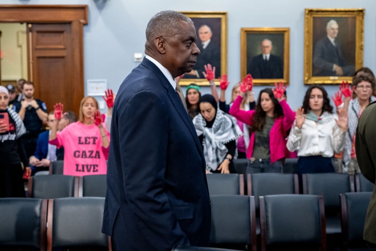 محتجون يصرخون في وجه وزير الدفاع الأمريكي.. 