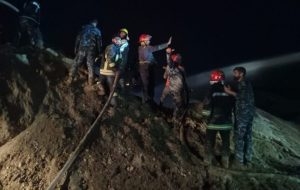 إخماد الحريق الذي اندلع في خط لنقل النفط الخام شرق الفرقلس بحمص