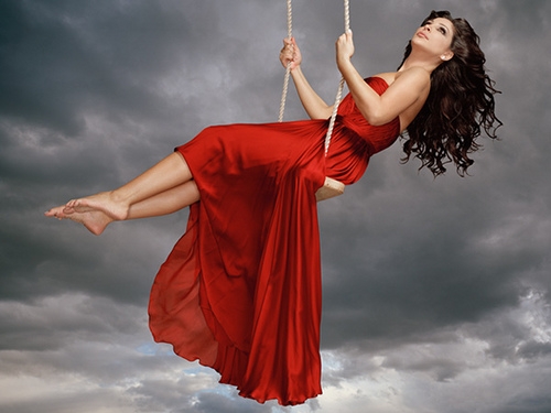 إليسا تتبرع بفستانين لها من أجل فقراء مصر