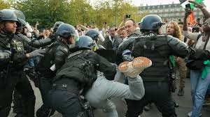 الشرطة الفرنسية تقمع طلاب الجامعات الداعين لوقف العدوان الاسرائيلي على المدنيين في غزة