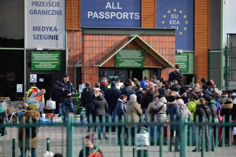 رويترز: بولندا بصدد تسلم أوكرانيا الشباب والرجال الأوكران المطلوبين للخدمة العسكرية