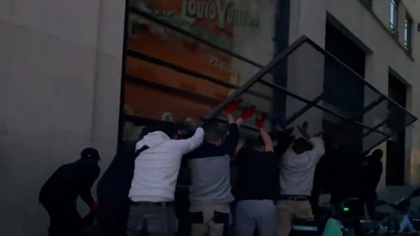 أصحاب المتاجر في باريس يعززون محلاتهم بدروع حديدية تحسباً لأعمال شغب ونهب