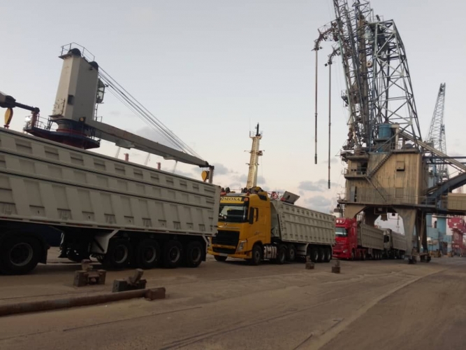 بدء التخزين التجريبي للحبوب في صومعة مرفأ طرطوس 