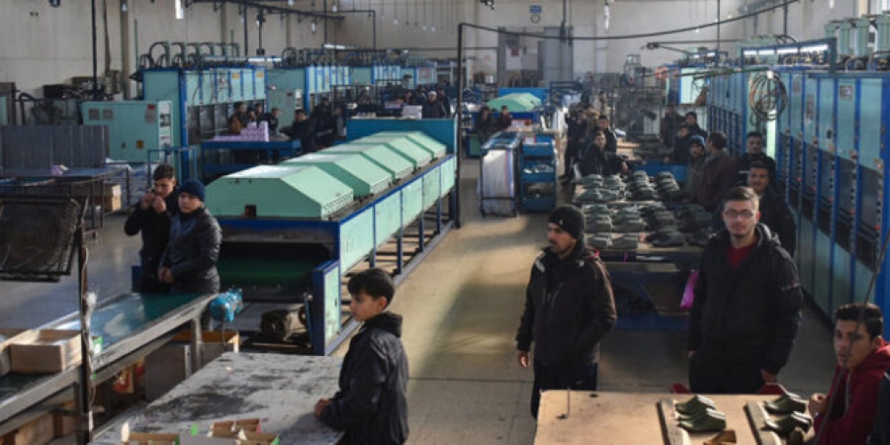 وفد من وزارة الاقتصاد يؤكد دعم الإنتاج وتجاوز الصعوبات خلال جولته على منشآت ومعامل بحماة