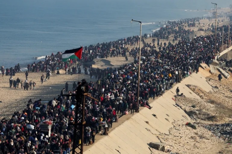 في يوم تاريخي.. عشرات آلاف النازحين الفلسطينيين يعودون إلى شمال قطاع غزة