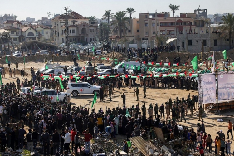 المقاومة الفلسطينية تسلّم 3 أسرى إسرائيليين في خان يونس في إطار الدفعة السادسة من عملية التبادل