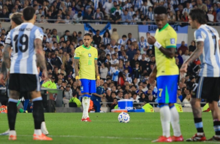 الأرجنتين تدك شباك البرازيل برباعية في تصفيات أمريكا الجنوبية وتحسم تأهلها