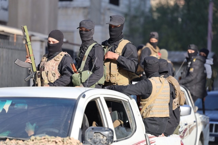 أبرز الأحداث الأمنية في سوريا في 28 آذار الجاري.. إسقاط مسيرات في الساحل واعتقال مطلوبين وتعزيزات أمريكية شرقاً