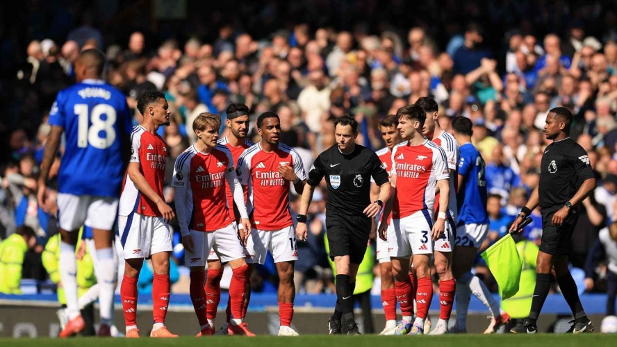 أرسنال يتعادل مع إيفرتون ويقرب ليفربول من لقب البريميرليغ