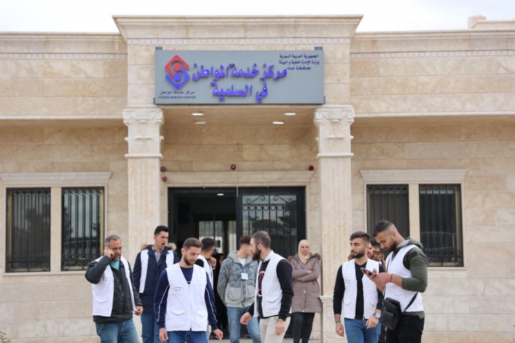 محافظ حماة يفتتح مركز خدمة المواطن في سلمية ويعقد لقاء خدمي موسّع مع أهالي المنطقة