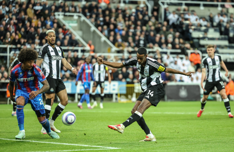 نيوكاسل يكتسح كريستال بالاس بخماسية نظيفة بالدوري الإنجليزي