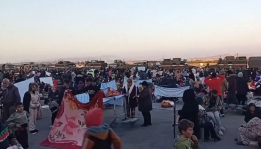 خلال 48 ساعة.. القاعدة الروسية في حميميم تستقبل مئات النازحين من أبناء الساحل السوري