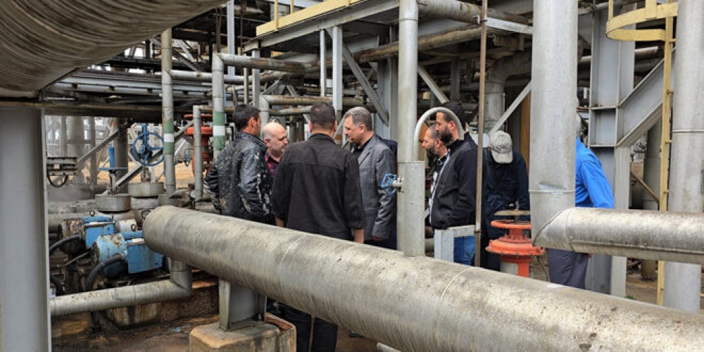 بمناسبة عيد العمال.. مدير مؤسسة توليد الكهرباء يتفقد محطة توليد الزارة بحماة