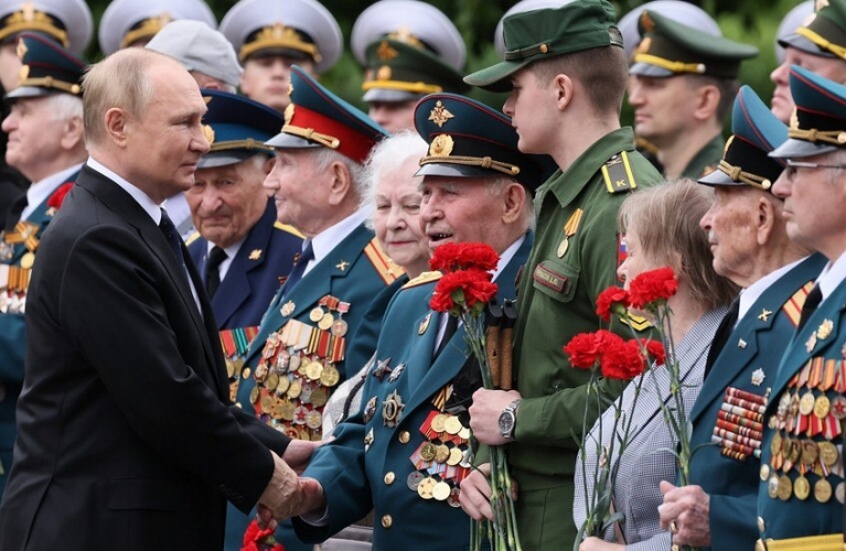 بوتين في بطاقات تهنئة للمحاربين القدامى: لقد أنقذتم البشرية من خطر مميت