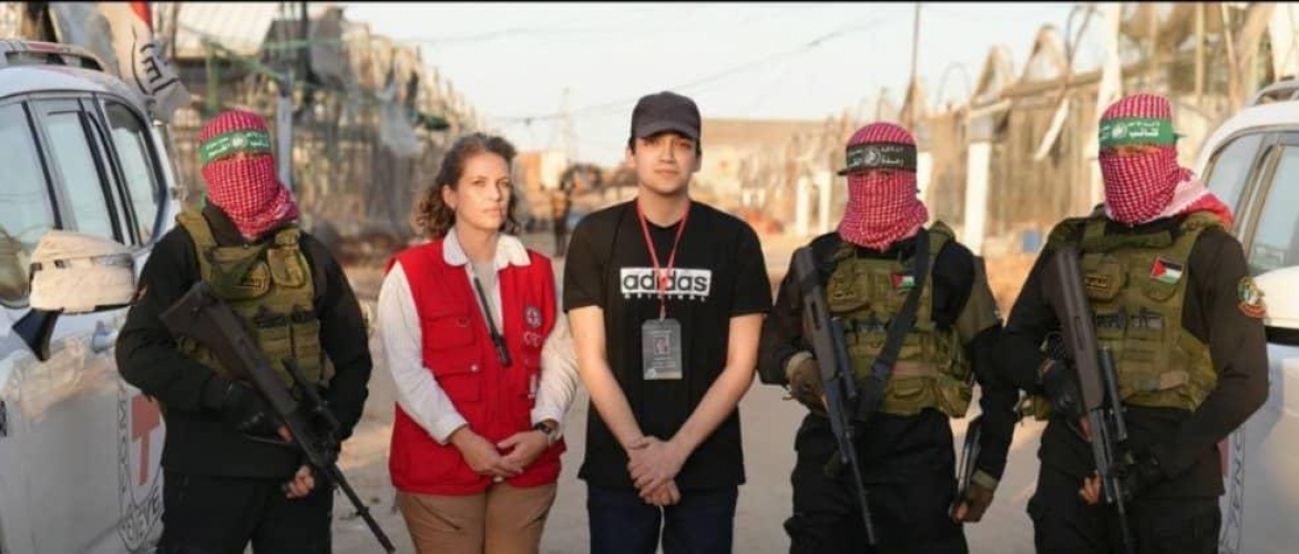 كتائب القسام تسلّم الأسير عيدان ألكسندر.. وحماس تحذّر: مواصلة العدوان تطيل معاناة الأسرى