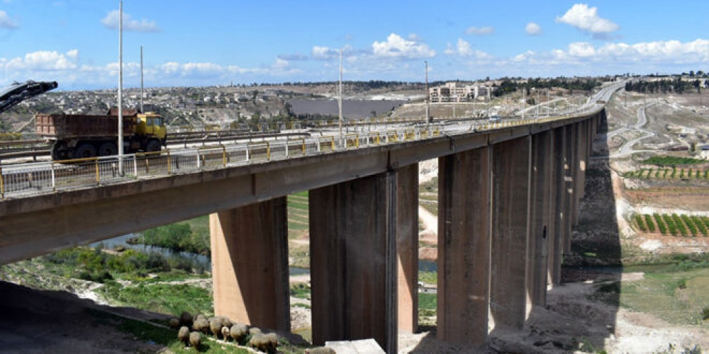 إعادة فتح طريق حماة - حمص بعد الانتهاء من أعمال تزفيت جسر الرستن