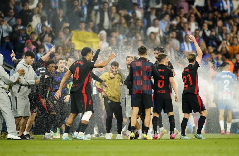 برشلونة يهزم إسبانيول بثنائية نظيفة ويتوج بلقب 