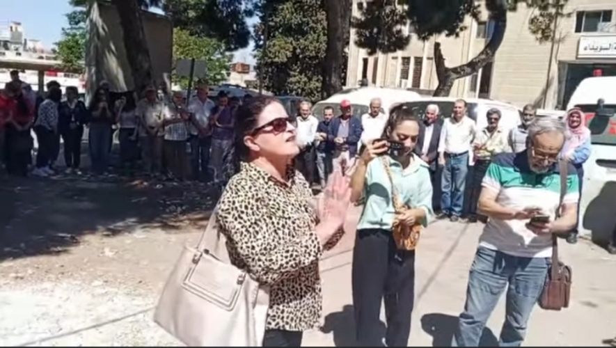 وقفة احتجاجية في السويداء تندد باعتداءات مسلحين على الطواقم الطبية داخل المستشفى الحكومي 