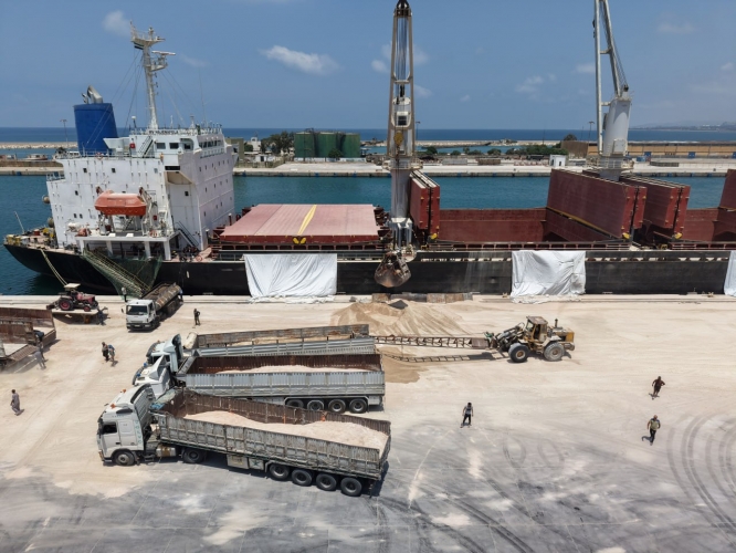 البدء بتحميل باخرتي فوسفات في مرفأ طرطوس استعداداً للتصدير