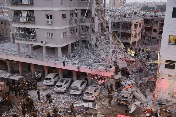 مقتل 10 إسرائيليين وإصابة 240 آخرين ودمار هائل في تل أبيب وحيفا جراء الصواريخ الإيرانية