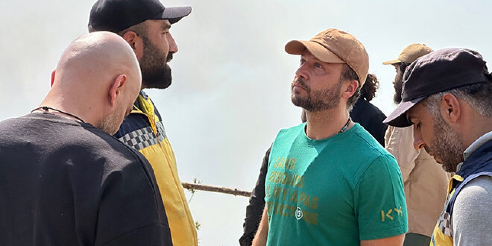 الفنان مكسيم خليل من موقع الحرائق: هذه فرصتنا لنكون يداً واحدة مع أبطال الدفاع المدني