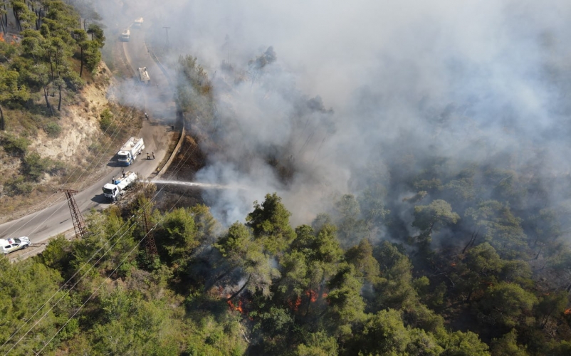 فرق الإطفاء تحاول كبح الحرائق في ريف اللاذقية وتخمد حريقين كبيرين في حماة