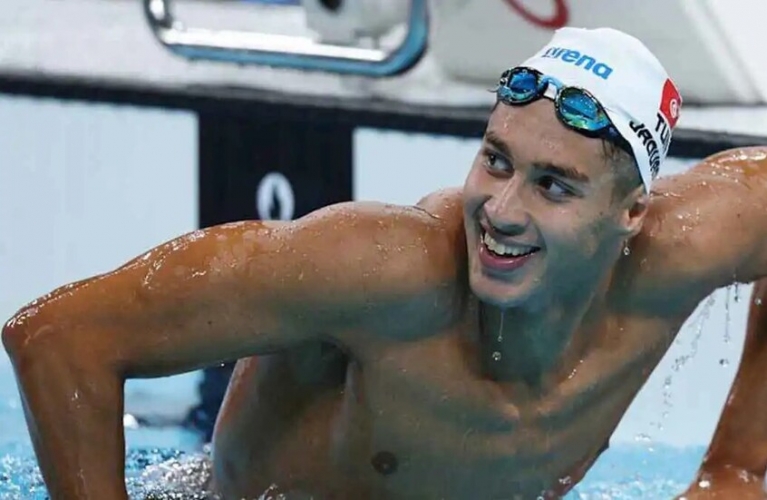 السباح التونسي أحمد الجوادي يعتلي عرش العالم في سباق 800 متر سباحة حرة