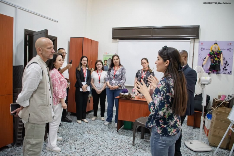 وفد رفيع من شبكة الآغا خان للتنمية يطلع على عدد من مشاريع المؤسسة الصحية في سورية