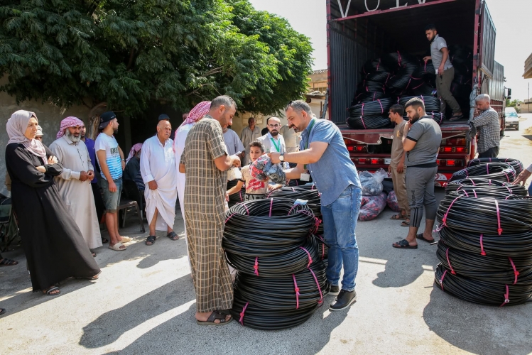 مؤسسة الآغا خان توزع شبكات ري بالتنقيط (مع ملحقاتها) الخاصة بالزيتون في ريف سلمية