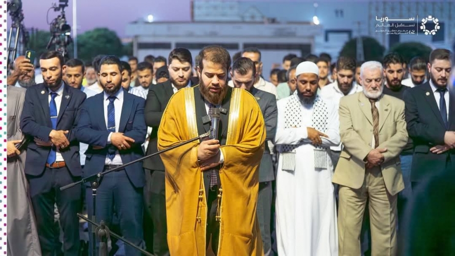 أدهم نابلسي يؤدي صلاتي المغرب والعشاء في معرض دمشق الدولي وسط تفاعل واسع