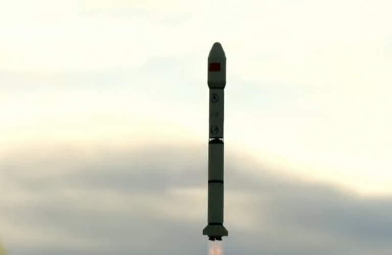 الصين تطلق قمراً صناعياً لاختبار تقنيات الإنترنت الفضائي