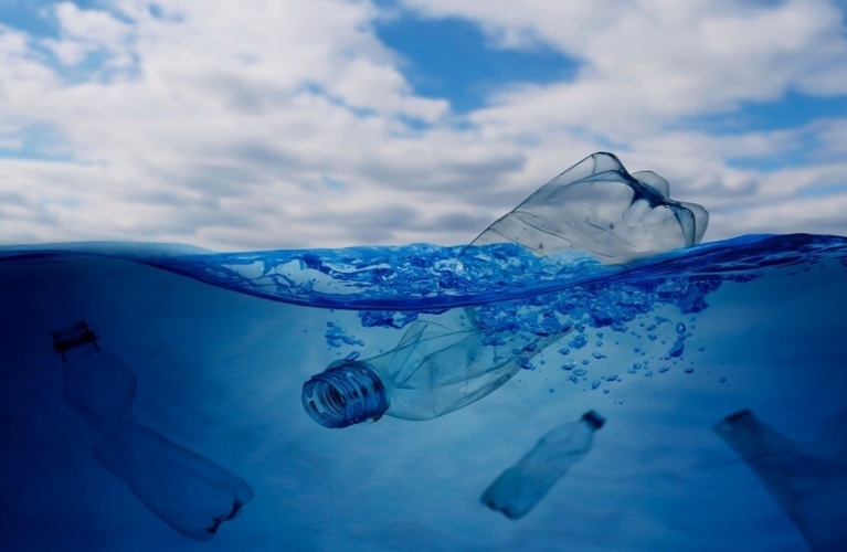 علماء يابانيون يطورون مادة بلاستيكية تذوب في الماء بسرعة فائقة