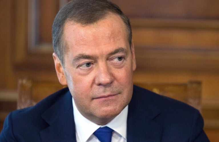 مدفيديف رداً على تهديدات زيلينسكي: لدينا أسلحة لن تحميكم منها الملاجئ وعلى الأمريكان إدراك ذلك